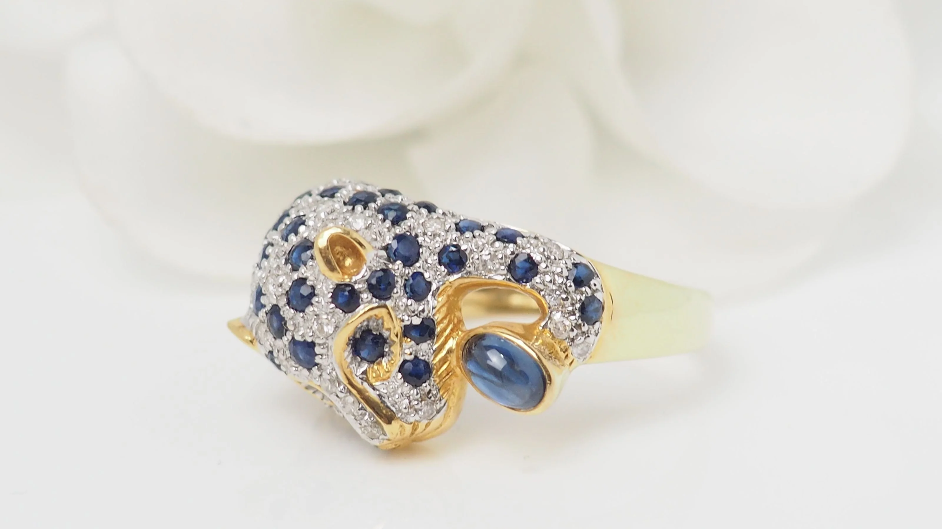 Panthère ring in yellow gold, sapphires and diamonds