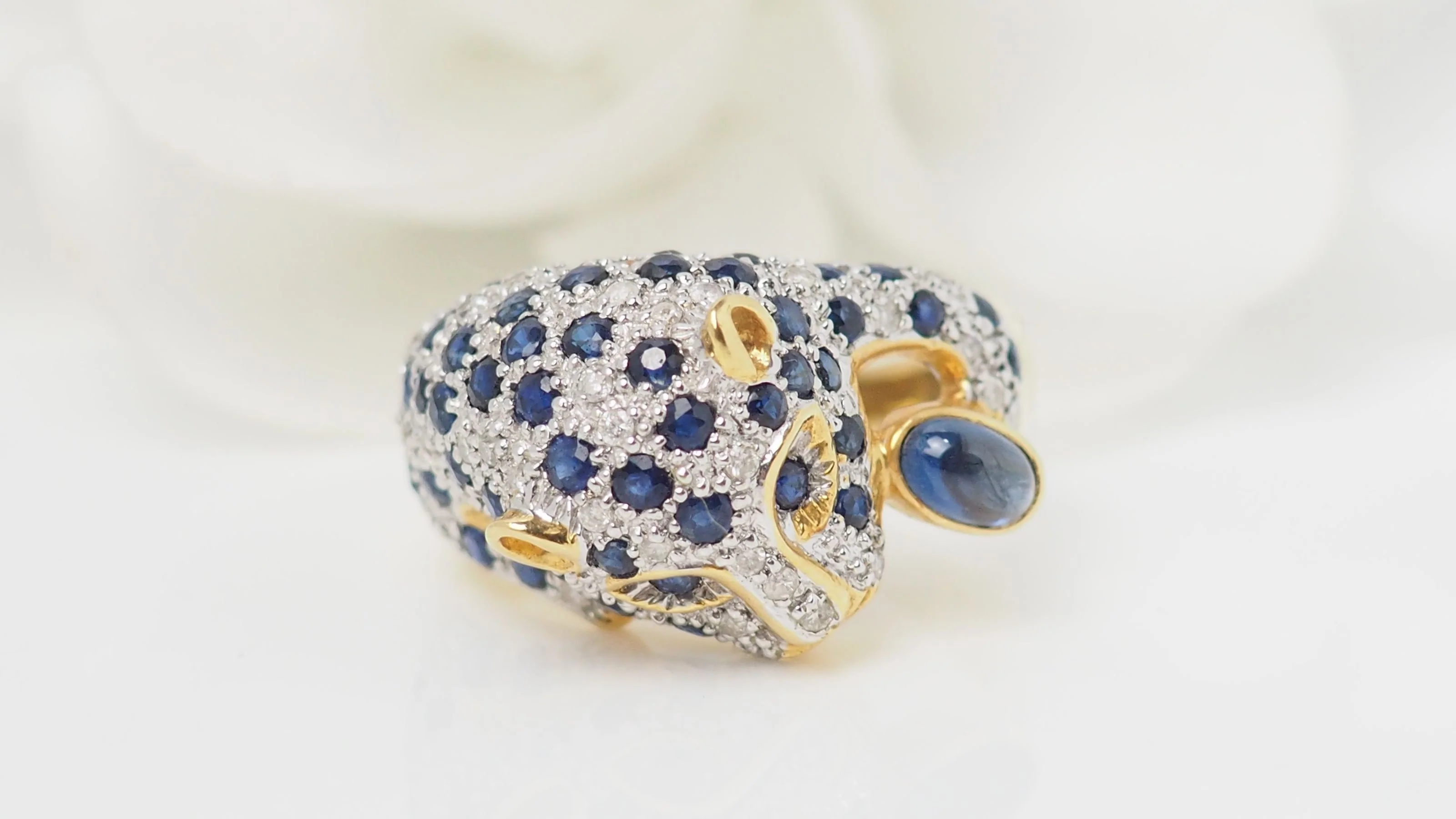 Panthère ring in yellow gold, sapphires and diamonds - Image 3