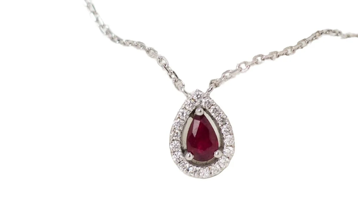 Pendant necklace in white gold, diamonds and pear-shaped rubies