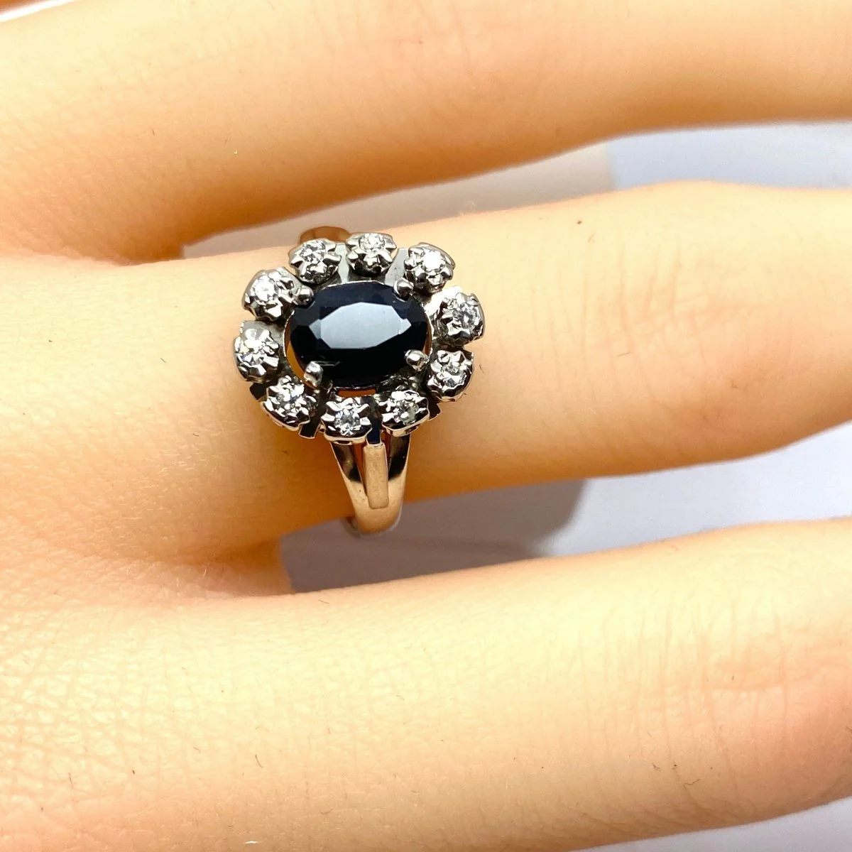 Ring at white gold 18 carats, sapphire and diamonds - Image 2