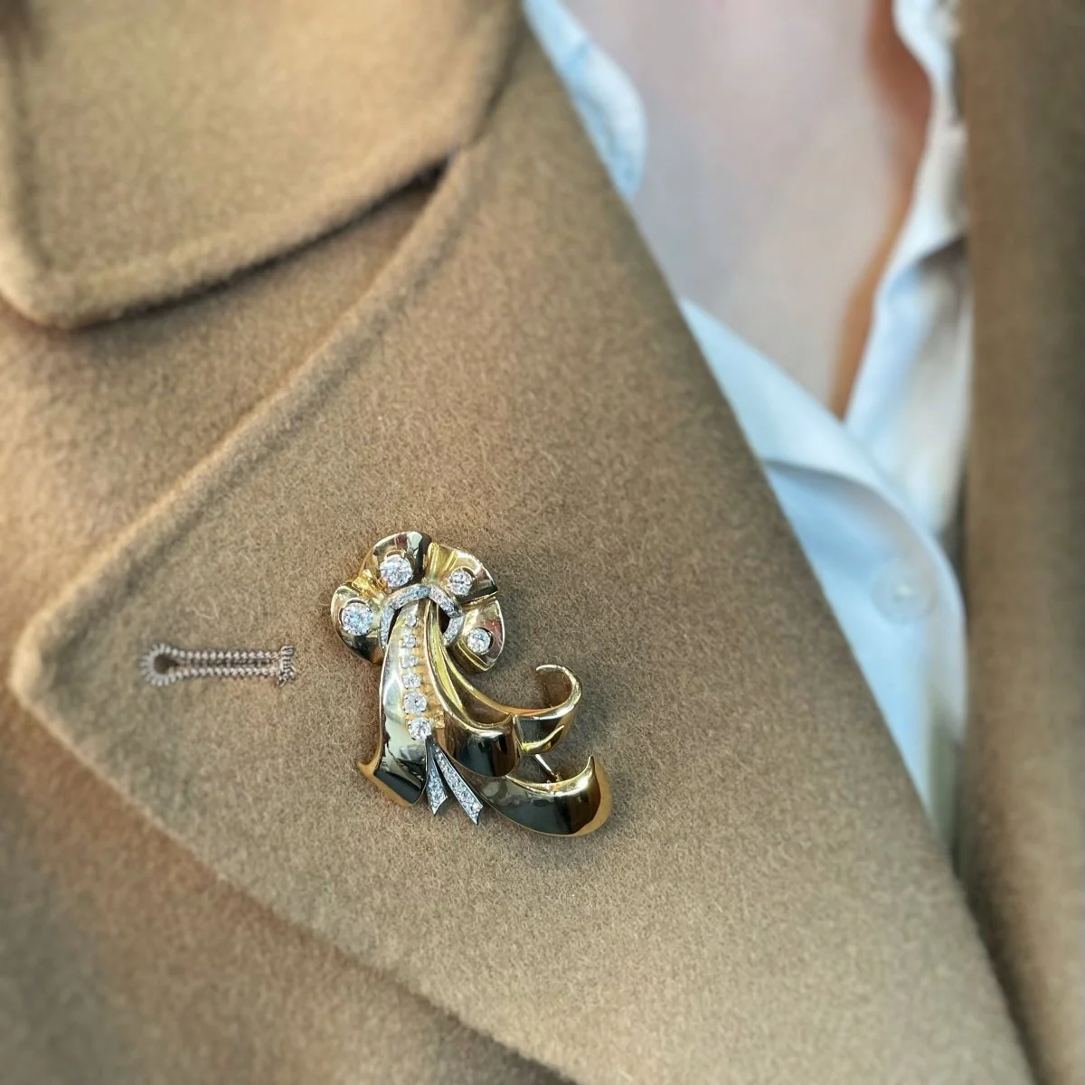 Ribbon brooch in yellow gold and diamonds - Image 2