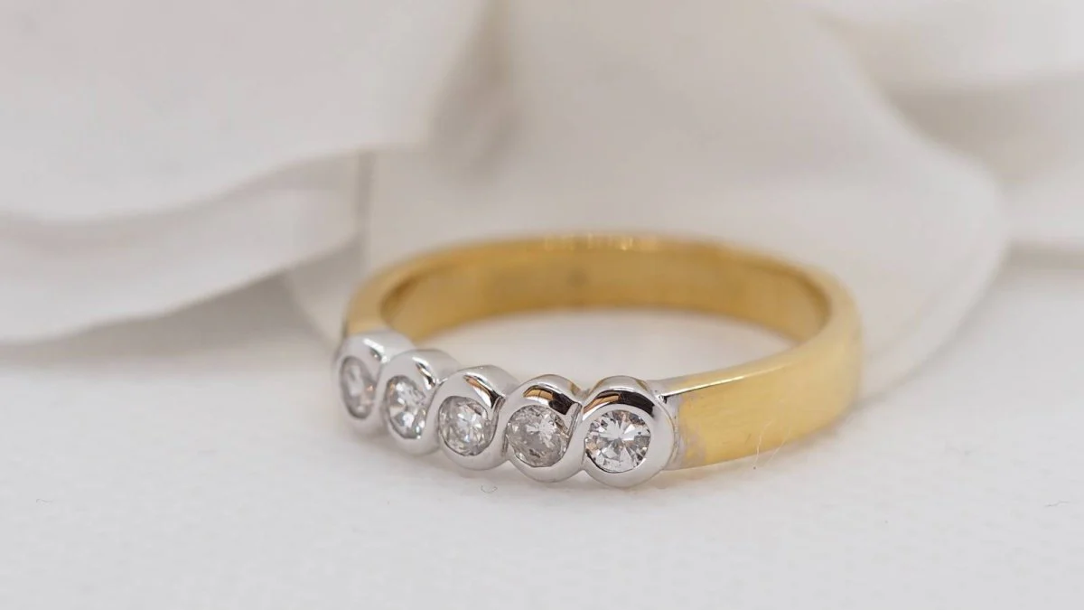 Half wedding ring in yellow and white gold set with diamonds - Image 5