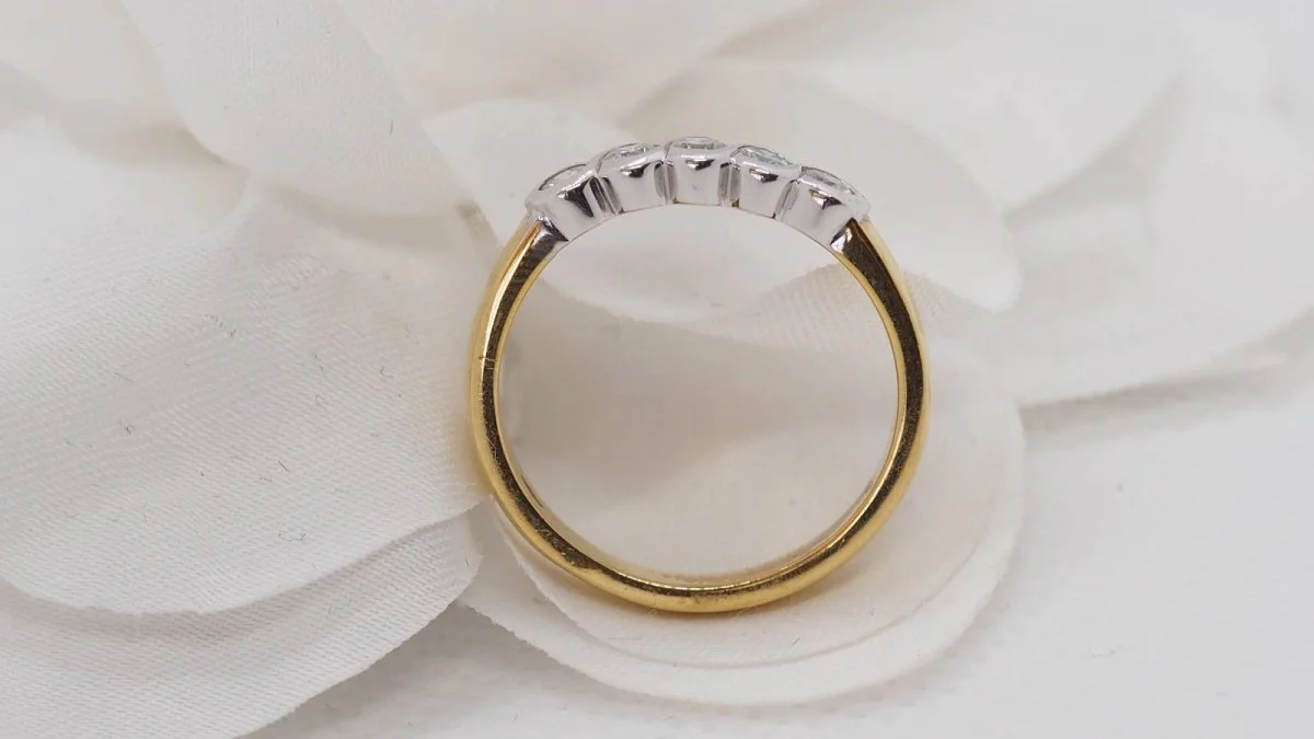 Half wedding ring in yellow and white gold set with diamonds - Image 6