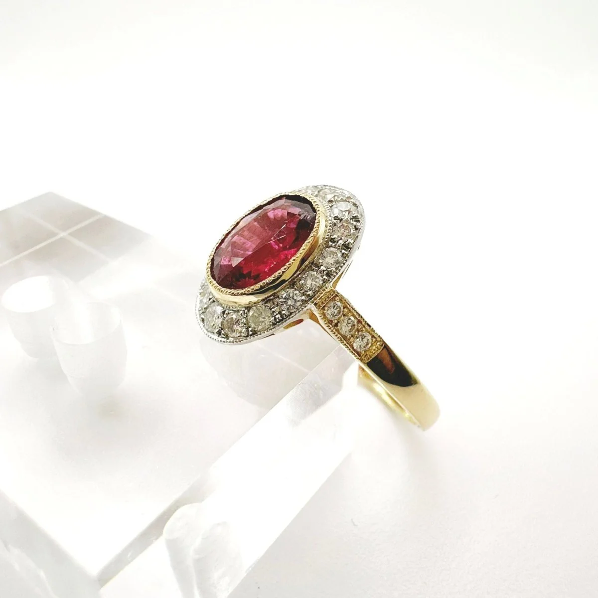 Anillo de Oro Amarillo Vintage style with Rubelita and Halo of Diamonds. - Image 4