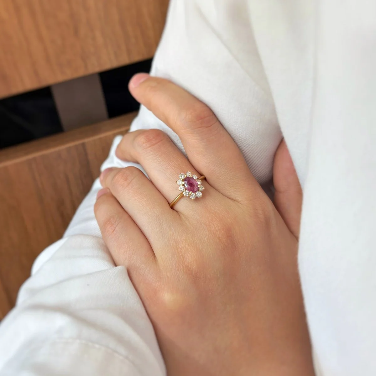 Ring at yellow gold, sapphire and diamonds - Image 4