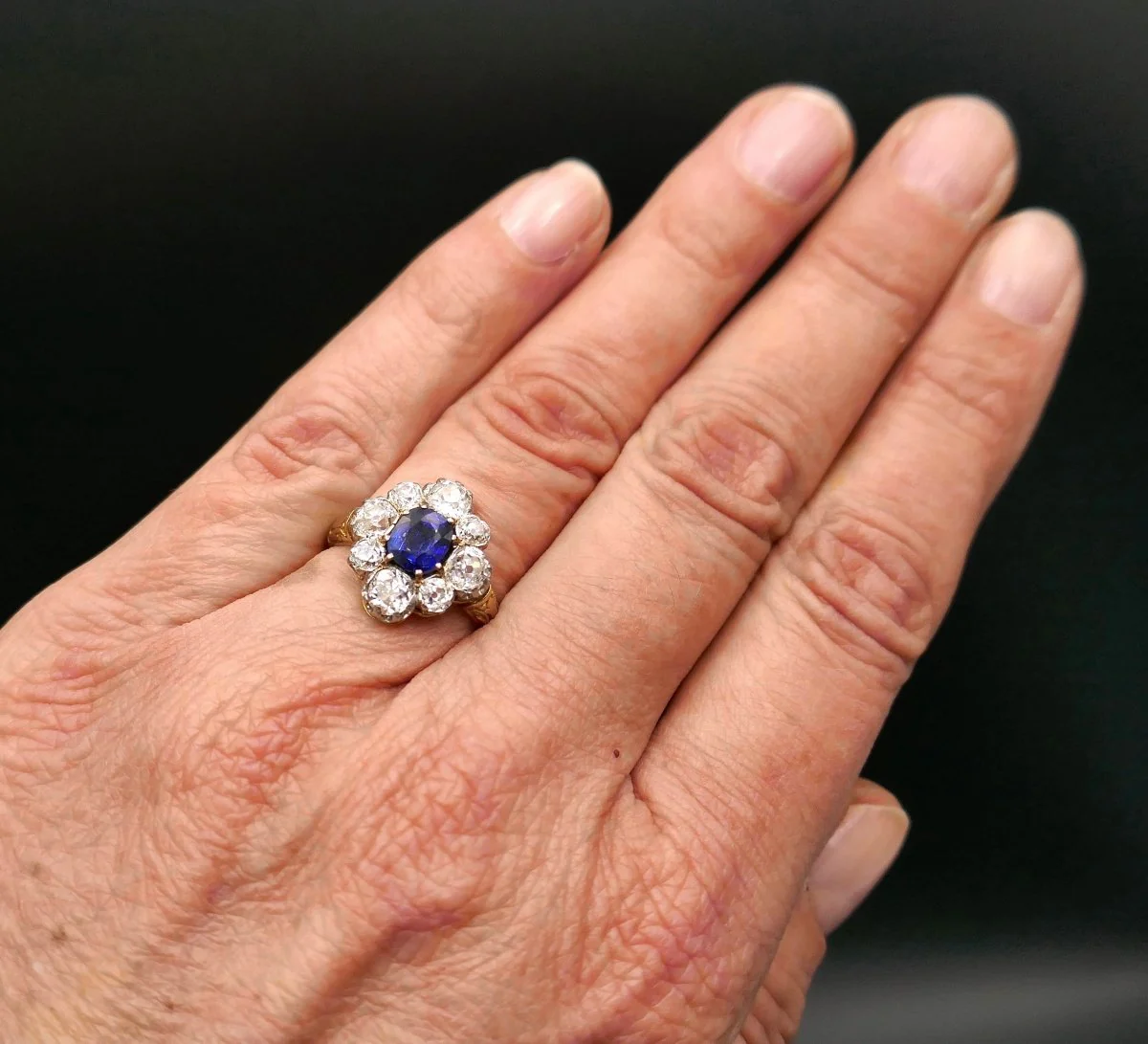 Marguerite ring in yellow gold, platinum, sapphire and diamonds - Image 2