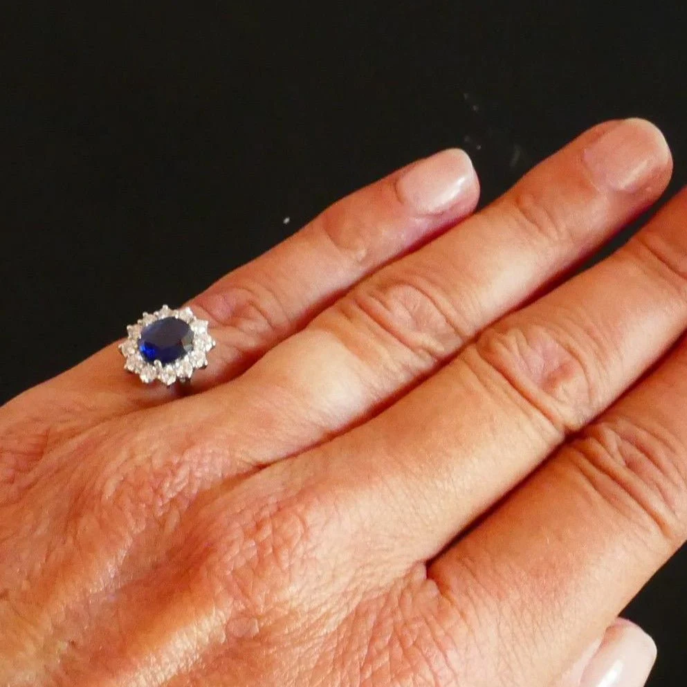 Daisy ring in white gold, natural sapphire and diamonds - Image 2