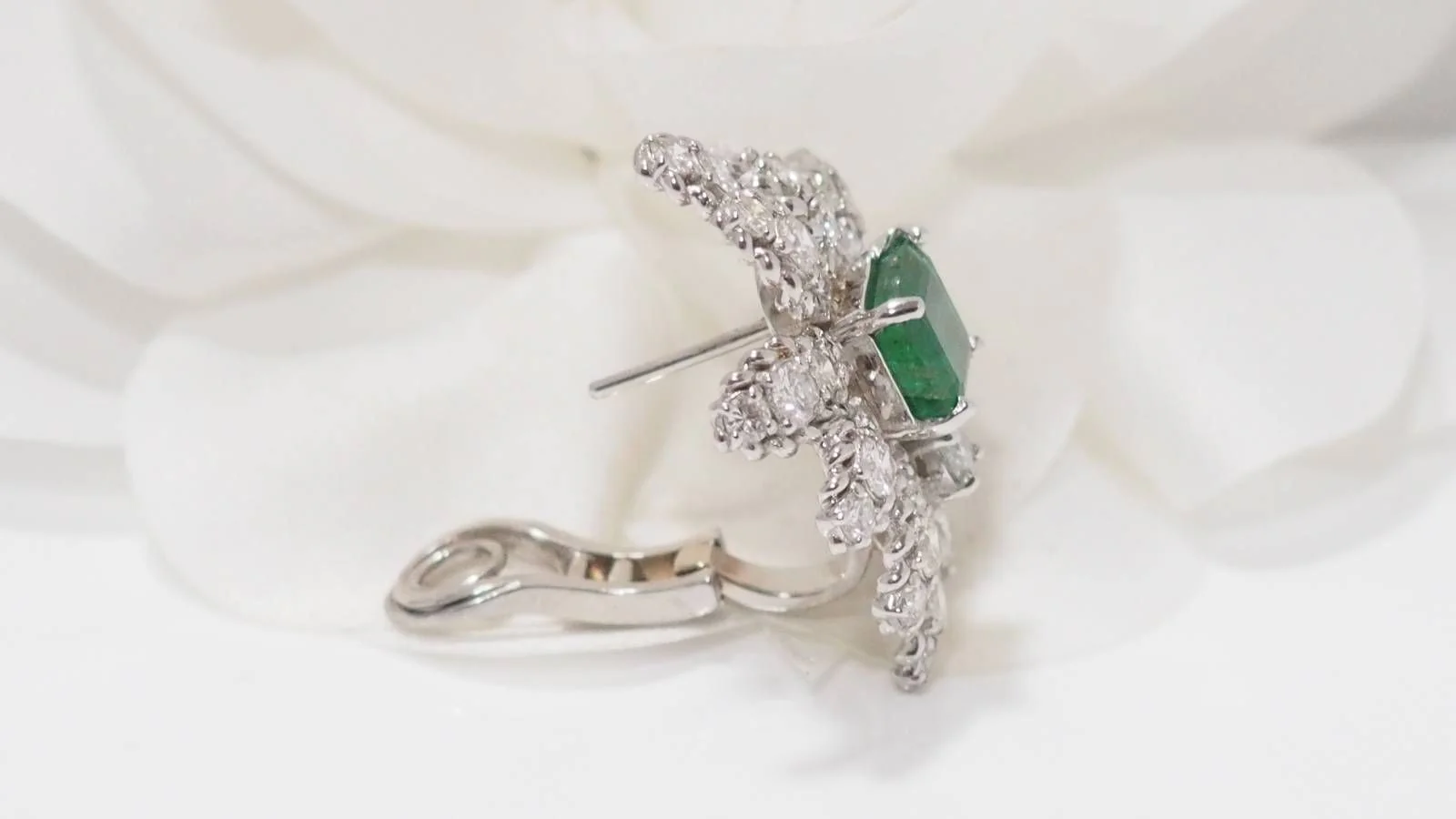 Large clip earrings in white gold with emeralds and diamonds - Image 7
