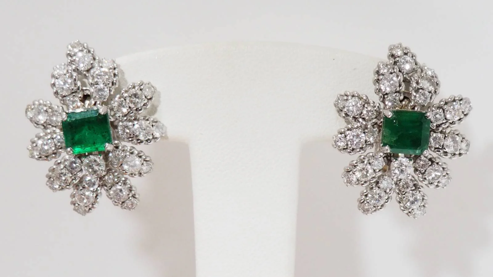 Large clip earrings in white gold with emeralds and diamonds - Image 8