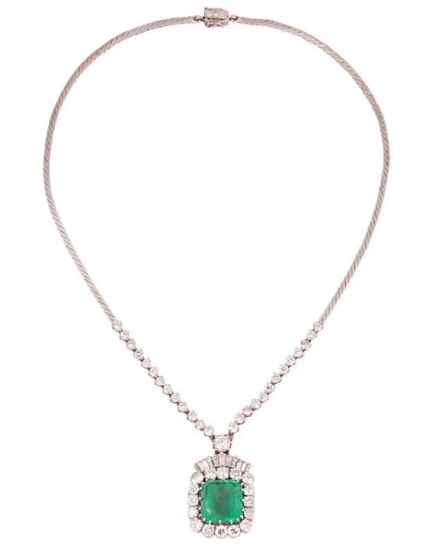 Magnificent 18k white gold necklace centered with a 14.27 C Colombian emerald