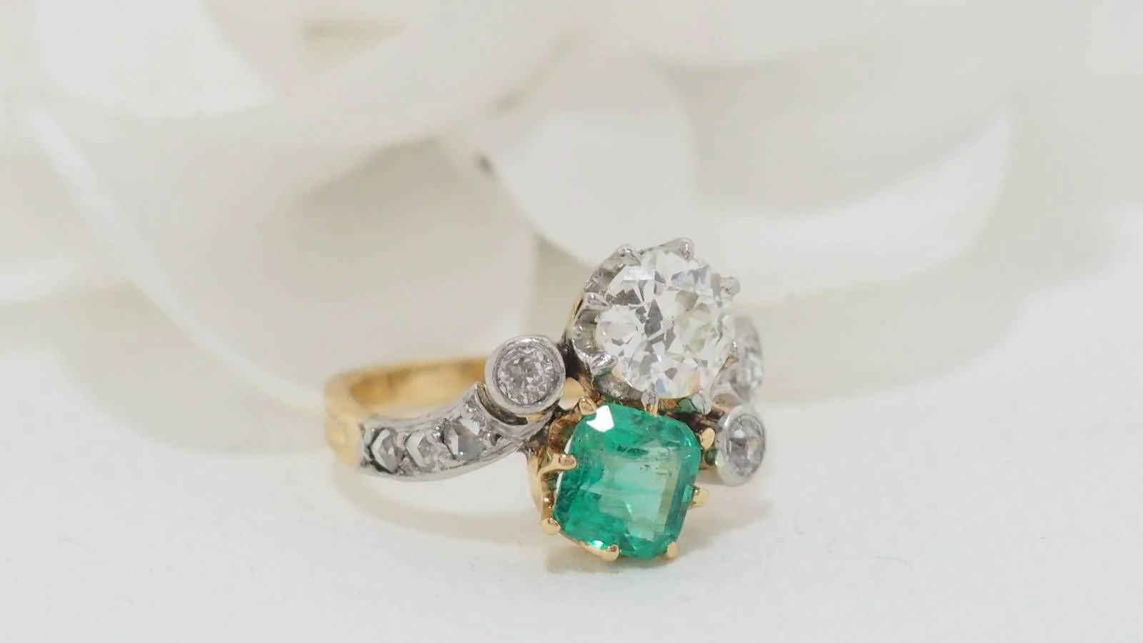 You and Me ring in yellow gold and platinum, emerald and diamonds - Image 4