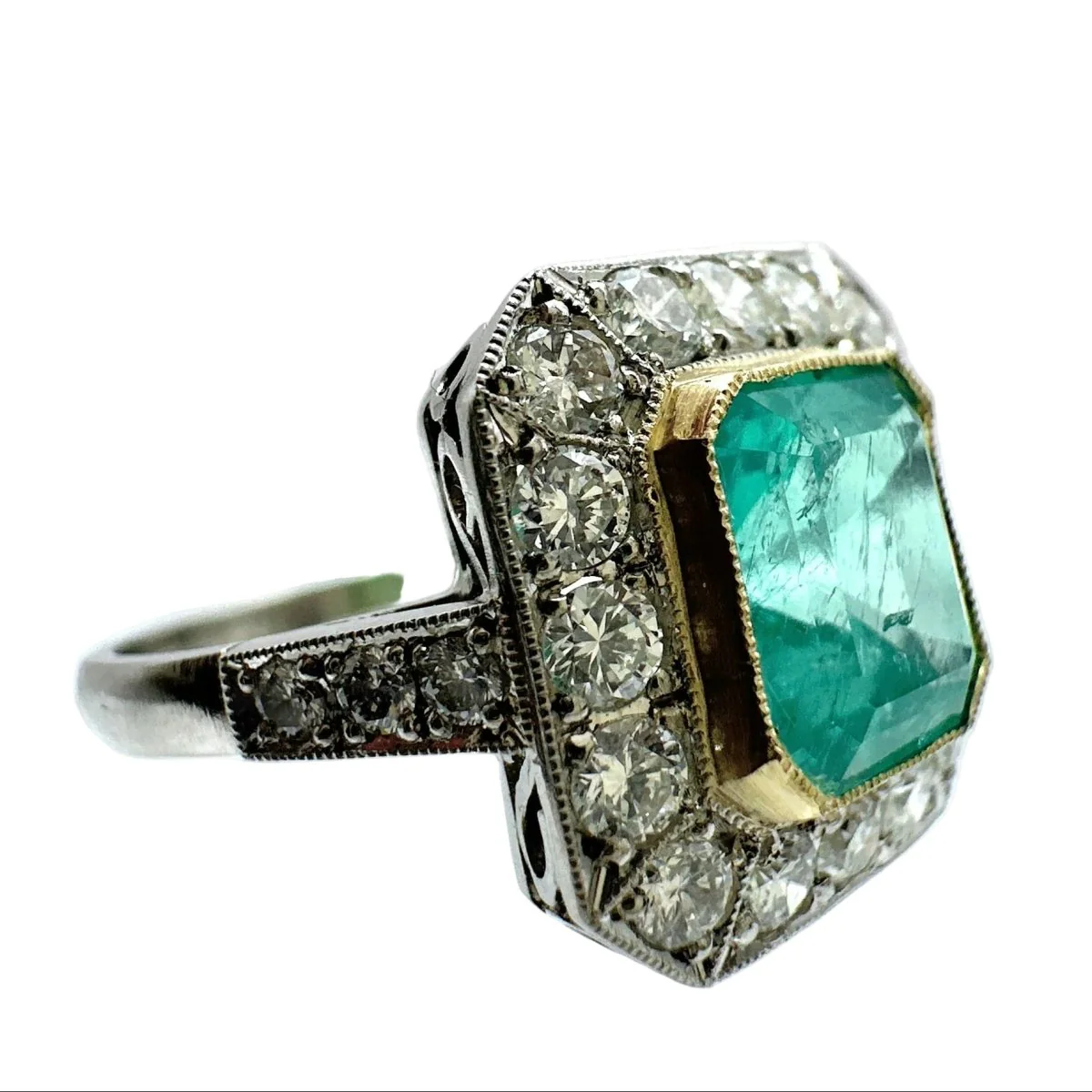 Entourage Ring in Yellow gold, Platinum, Emerald and Diamonds - Image 3