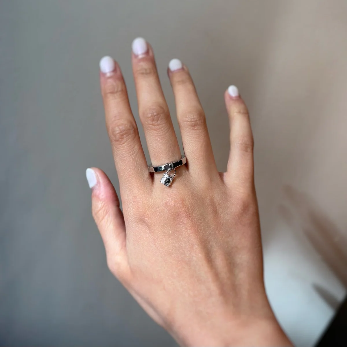 Ring LOUIS VUITTON "Lockit" in white gold and diamonds - Image 2