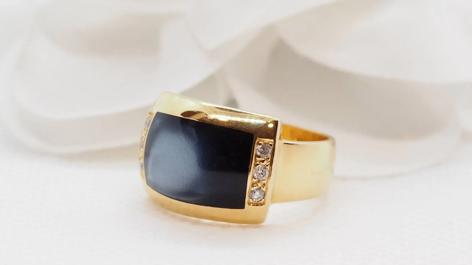 Clozeau ring in yellow gold, diamonds and resin - Image 3