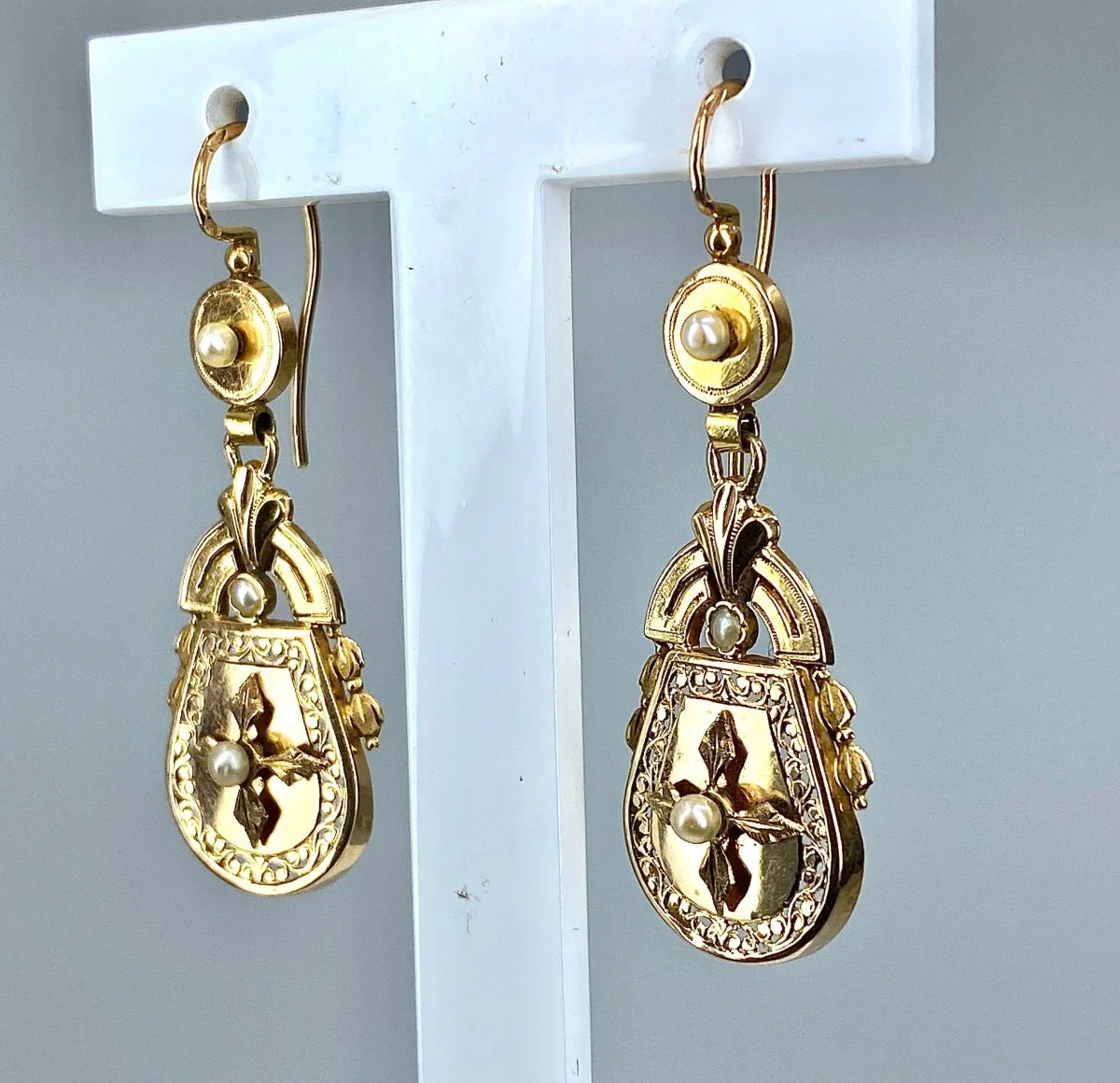 Pair of yellow gold and fine pearl earrings - Image 4
