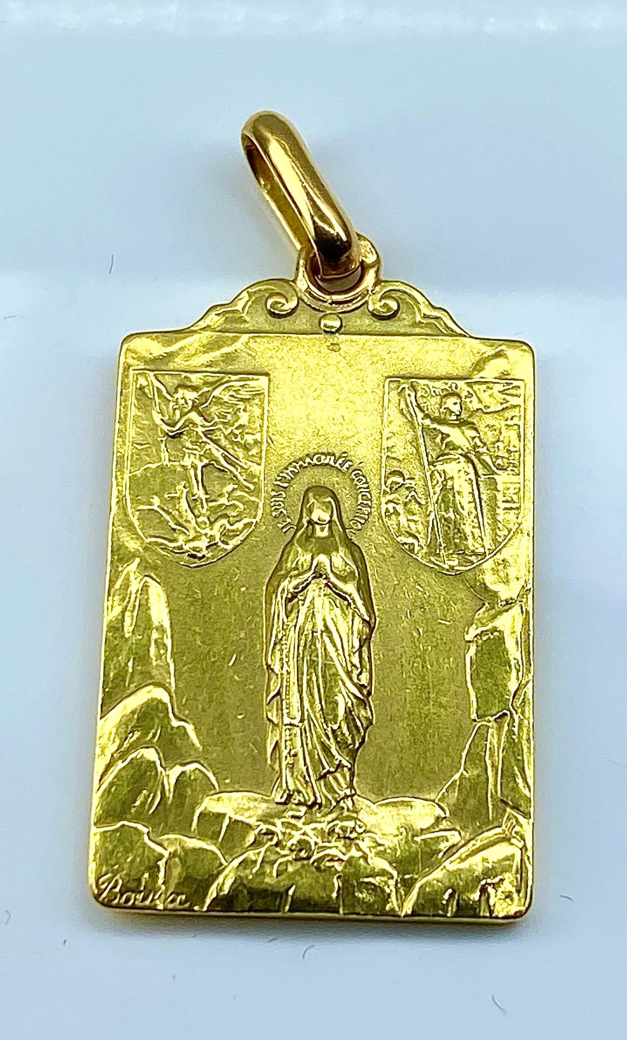 Medal Christ in yellow gold