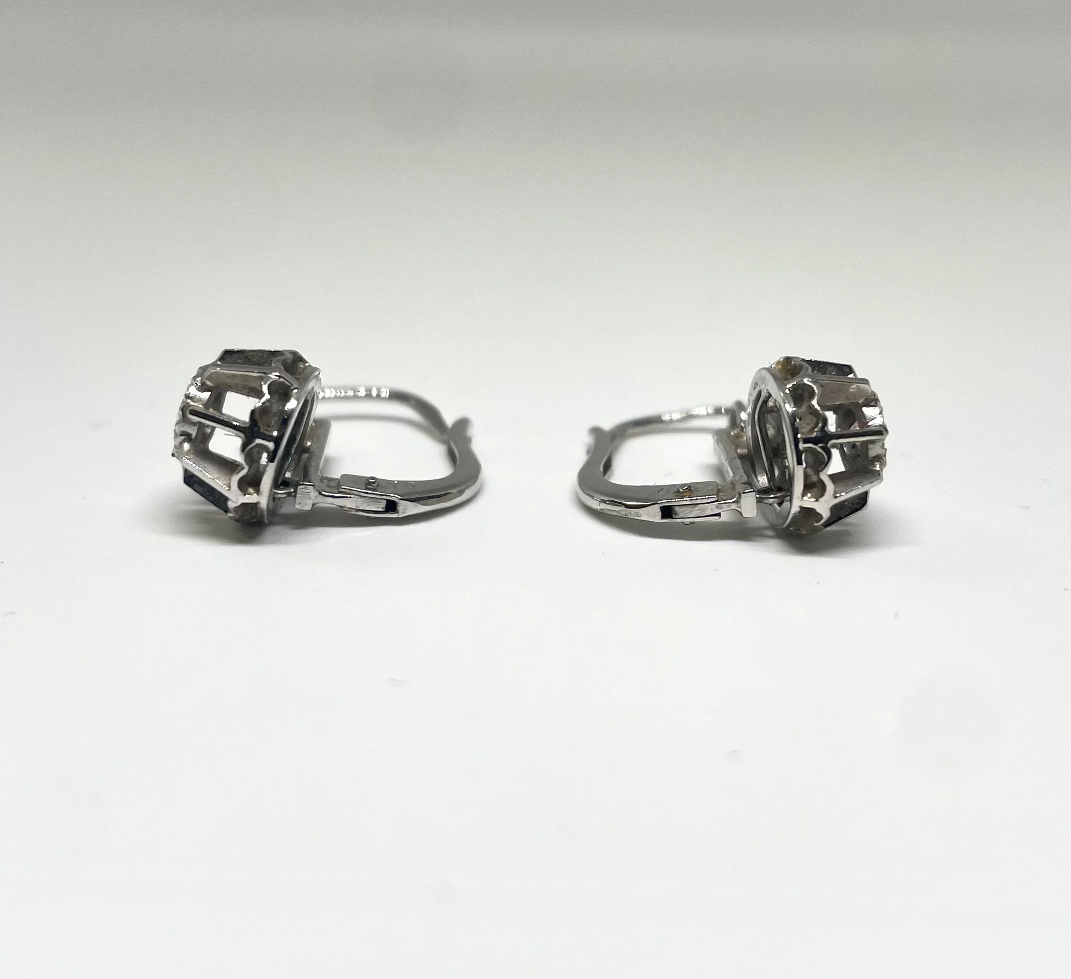 Sleeper earrings in white gold and diamonds - Image 3