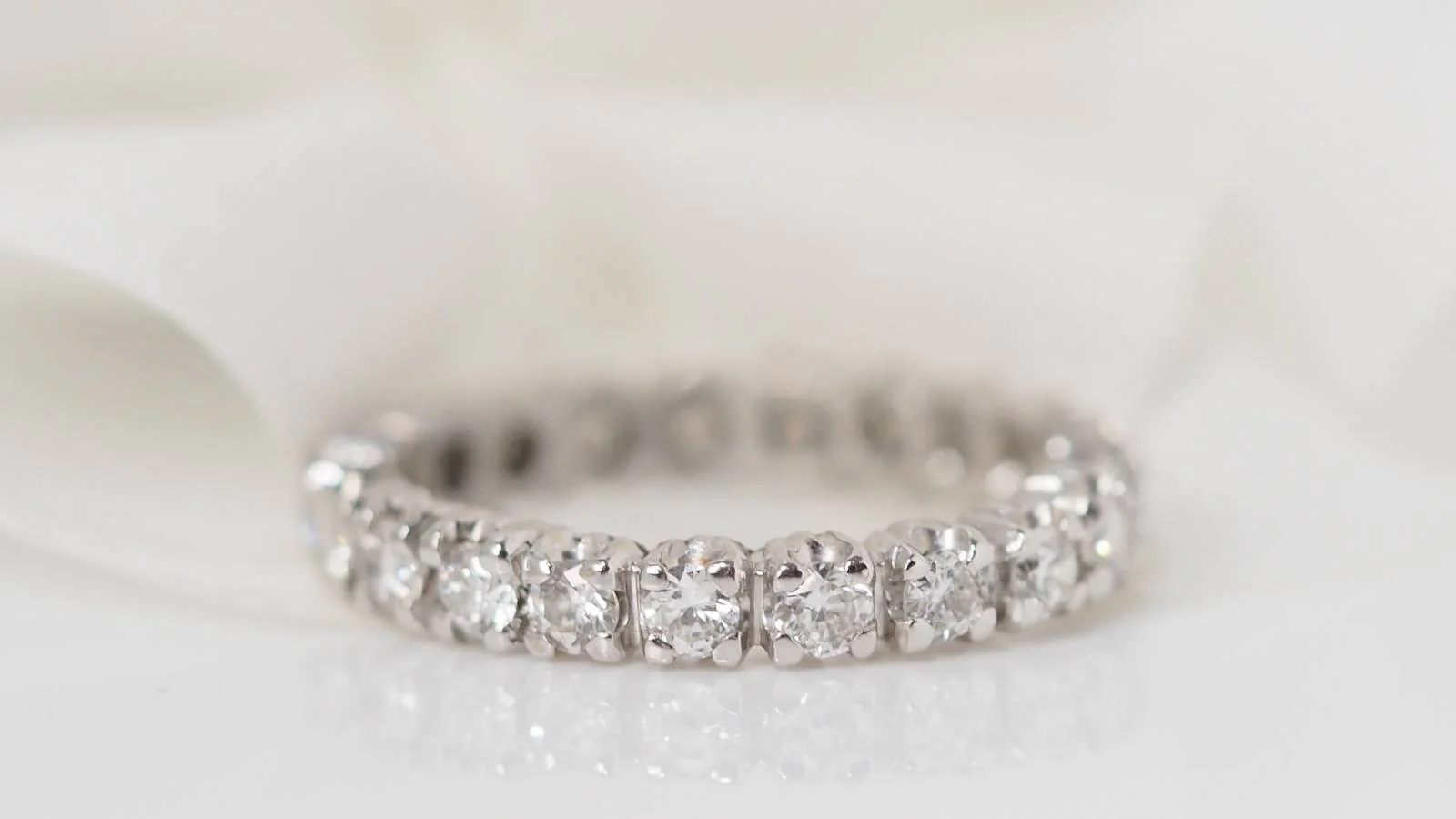 Alliance ring in white gold and diamonds