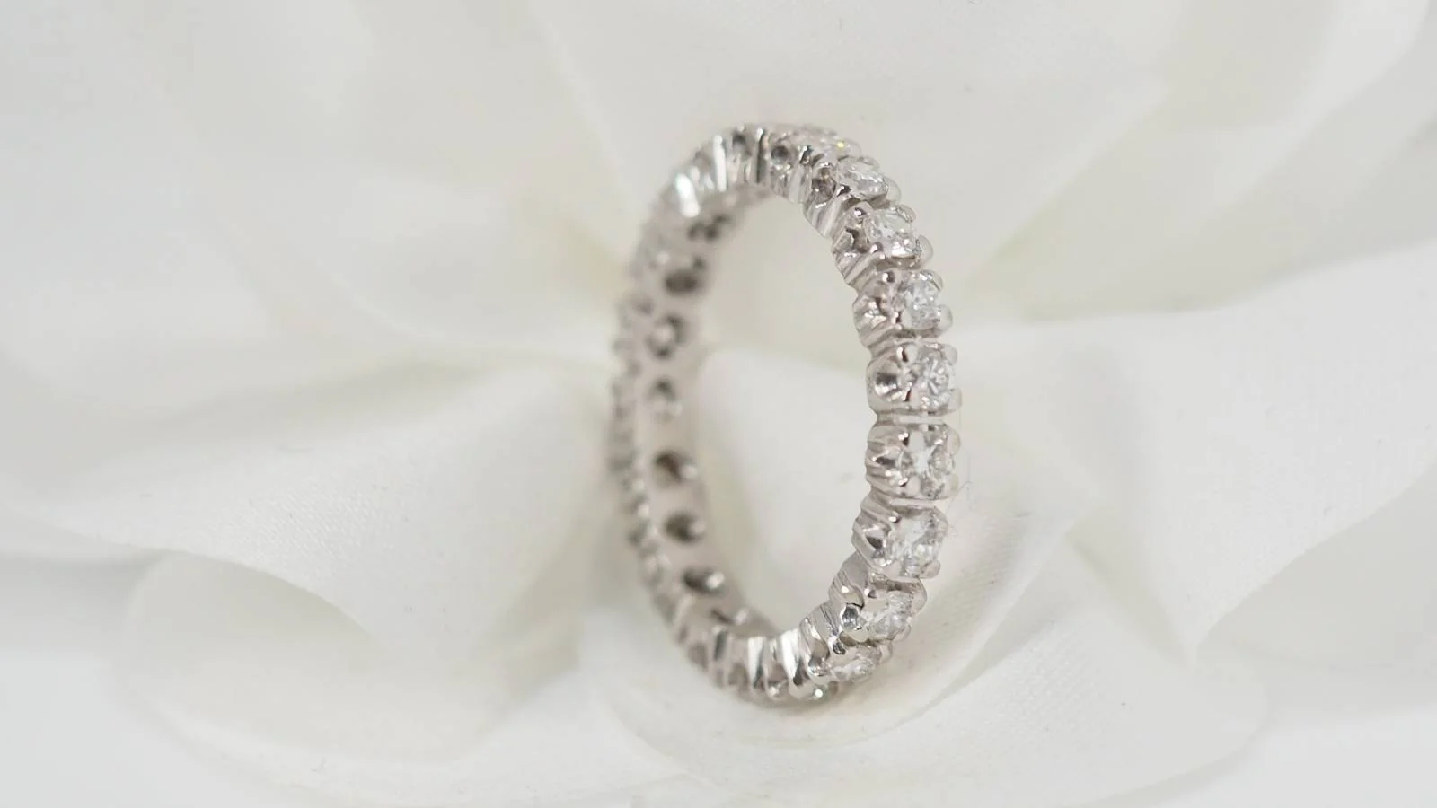 Alliance ring in white gold and diamonds - Image 6