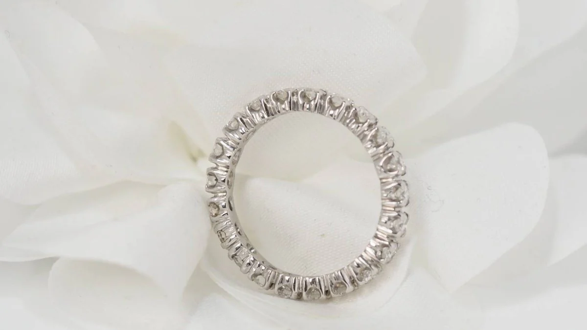 Alliance ring in white gold and diamonds - Image 7