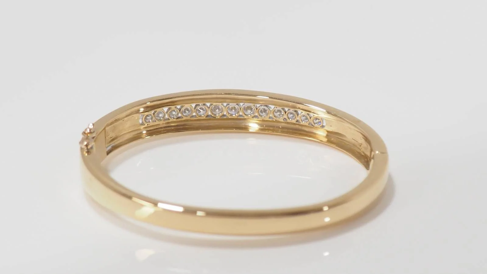 Opening bangle in yellow gold and diamonds - Image 5