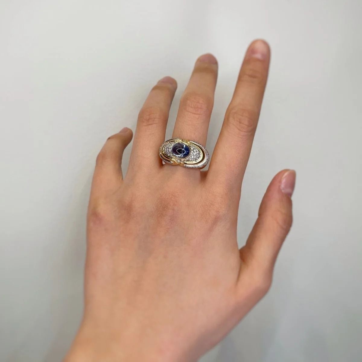 Ring Rush in yellow gold and white, sapphire and diamonds - Image 4