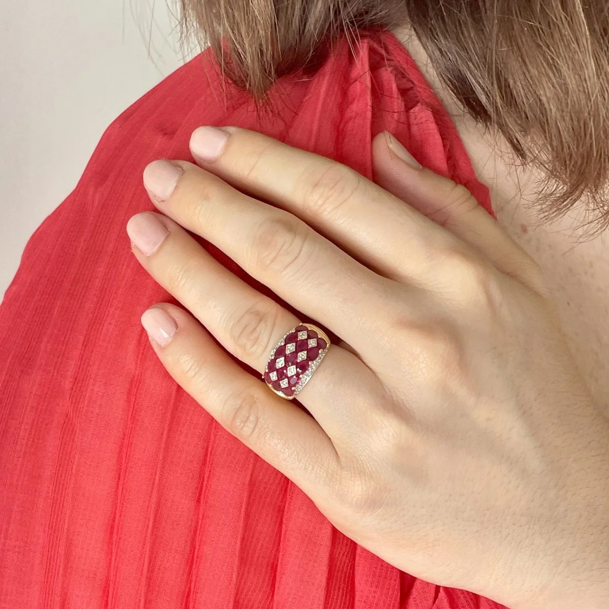 Ring Ruby-paved headband and diamonds in yellow gold - Image 2