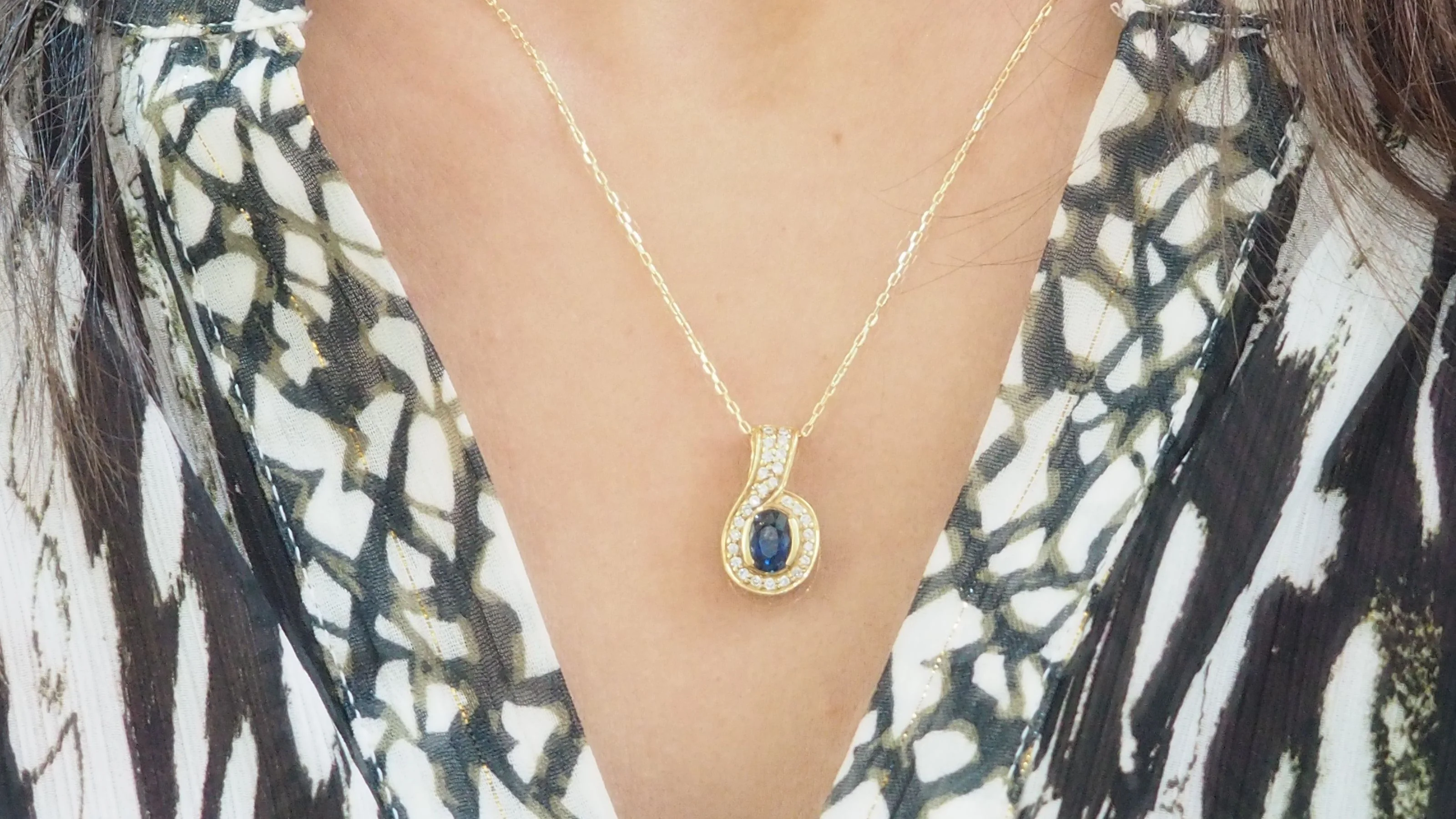 Pendant and chain in yellow gold, sapphire and diamonds - Image 2