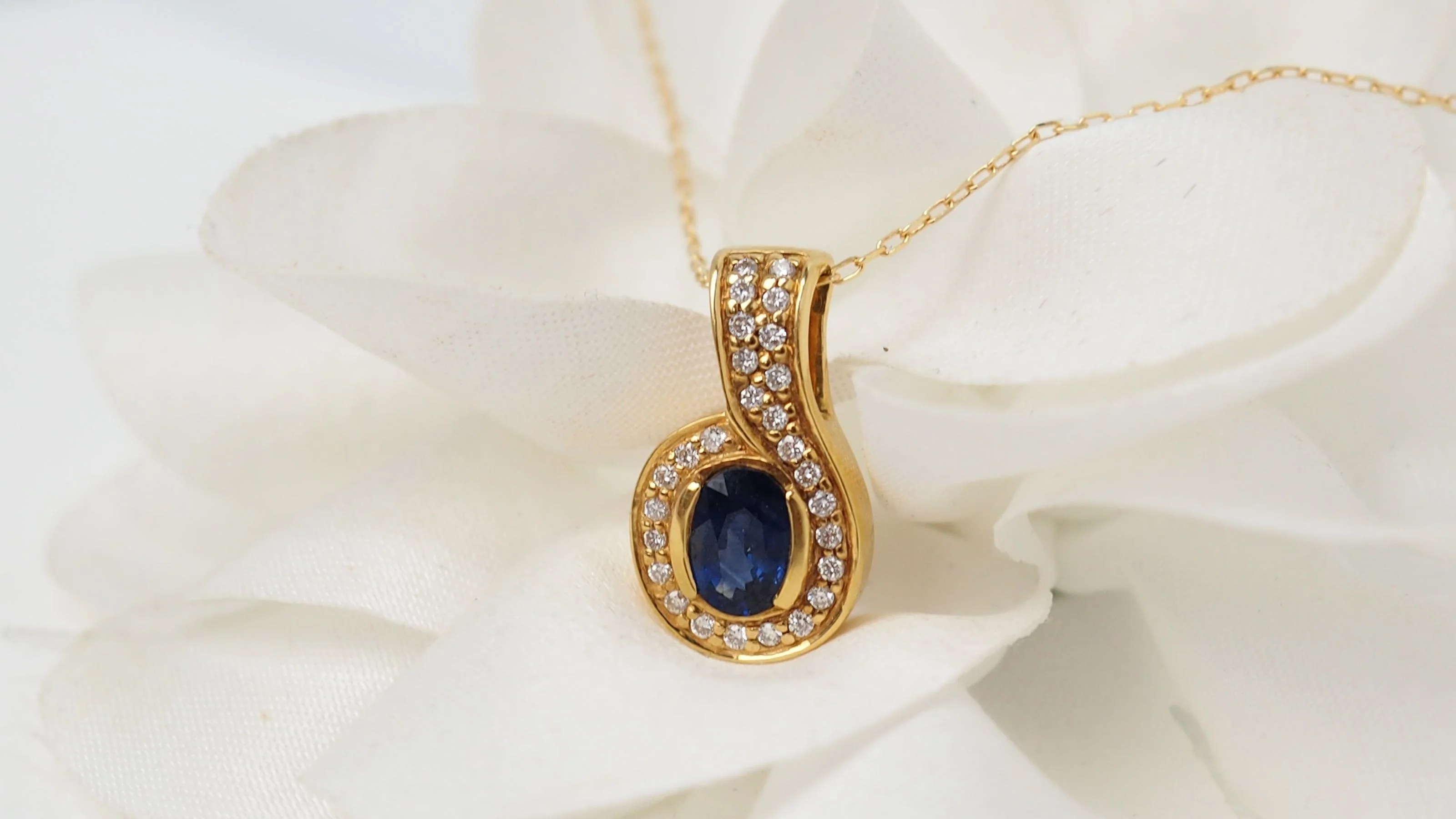 Pendant and chain in yellow gold, sapphire and diamonds - Image 4