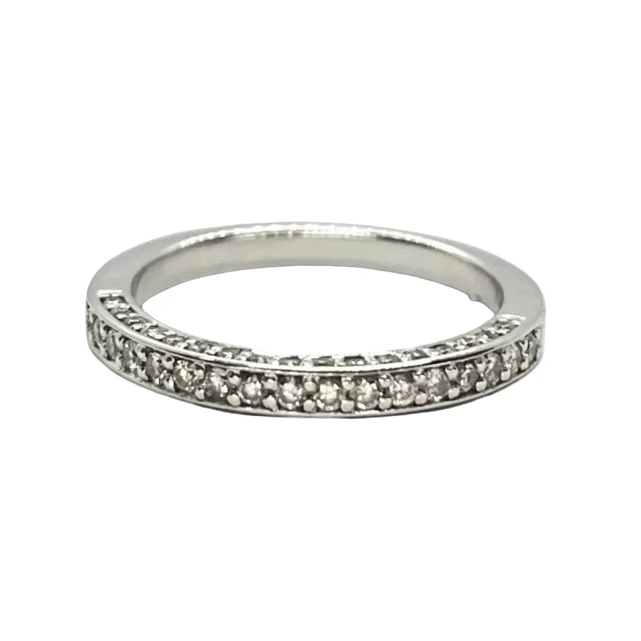 Wedding band ring in white gold and diamonds