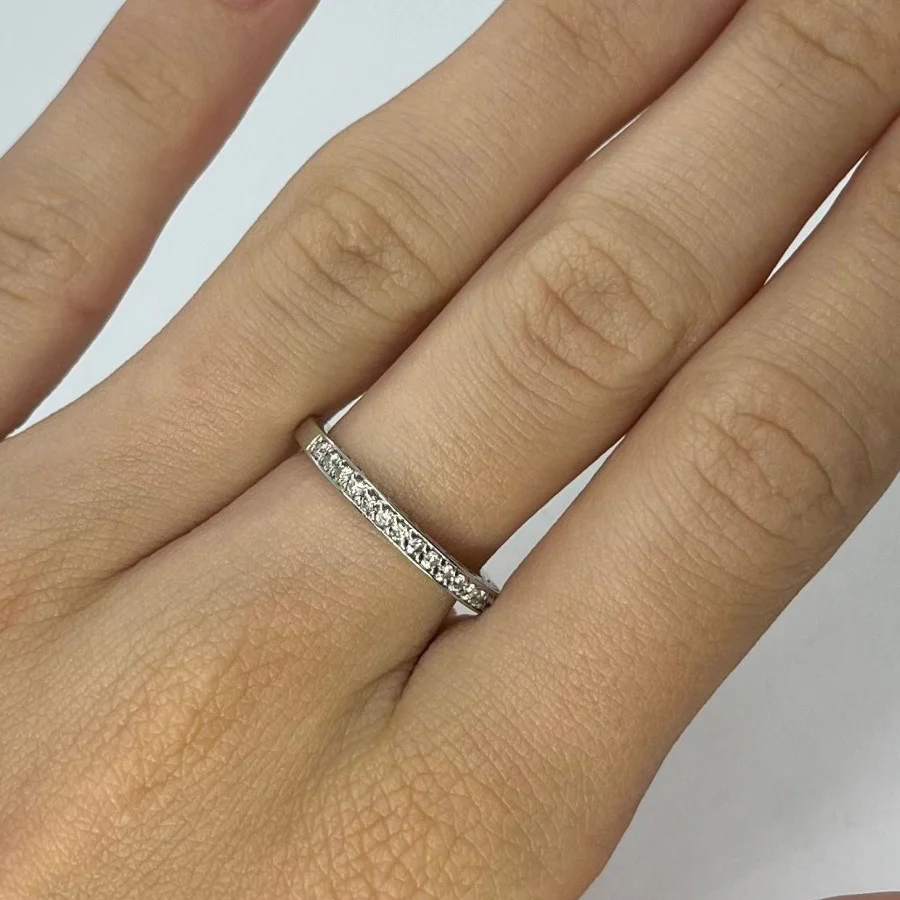 Wedding band ring in white gold and diamonds - Image 2