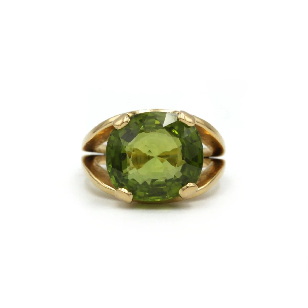 Ring at yellow gold and peridot