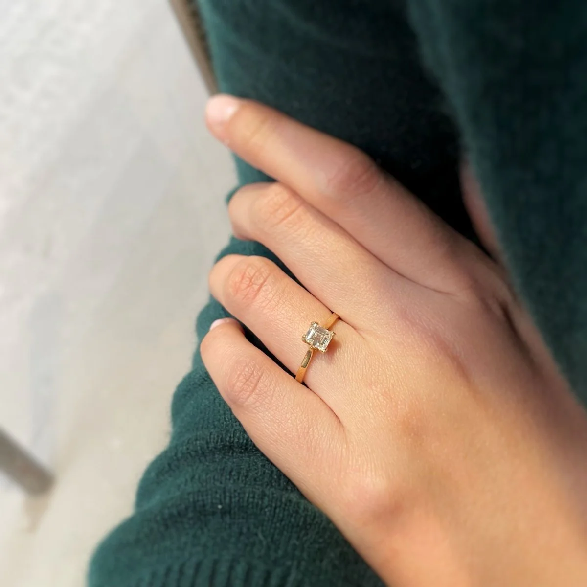 Solitaire ring in yellow gold and diamonds - Image 2
