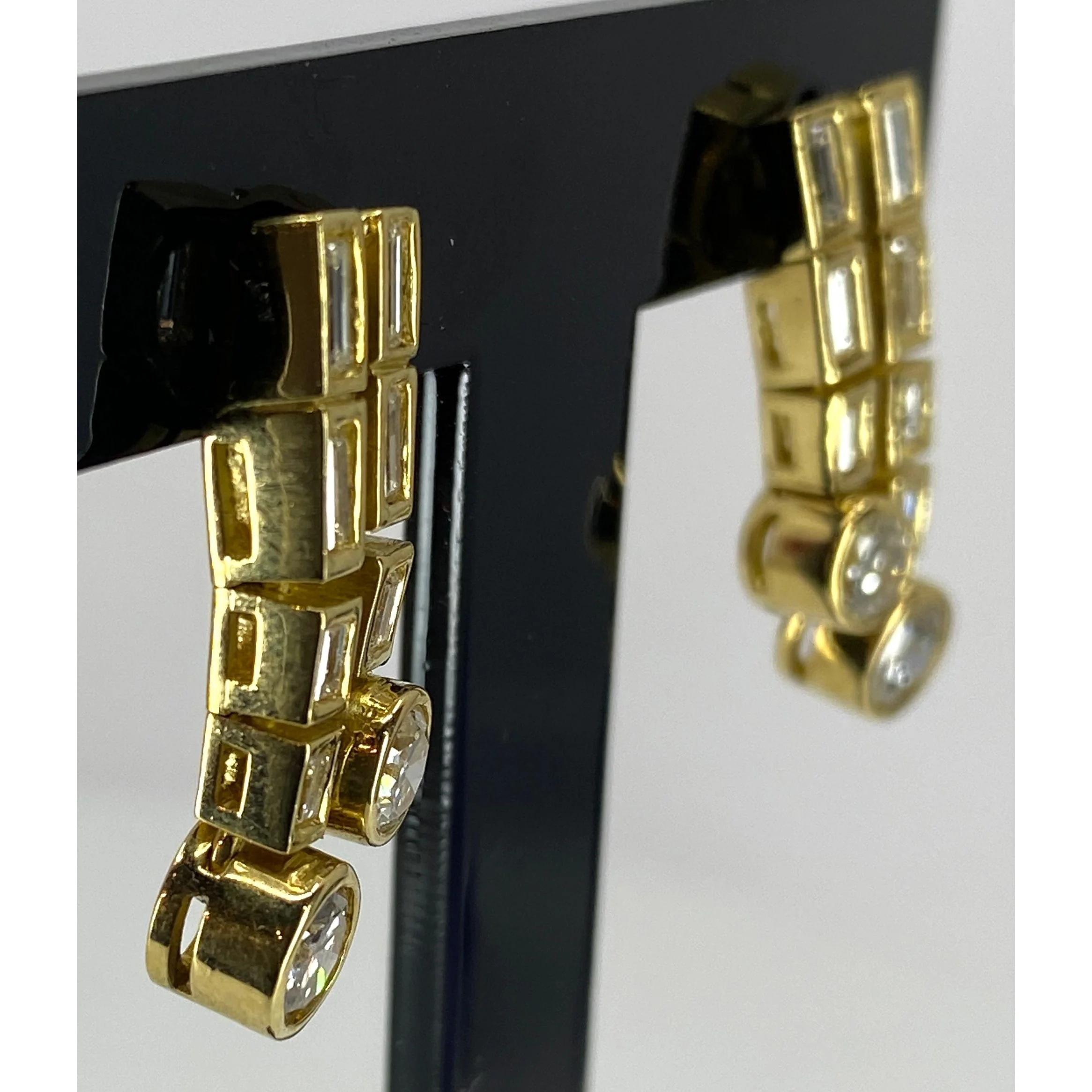 18k gold baguette and round diamond earrings - Image 3