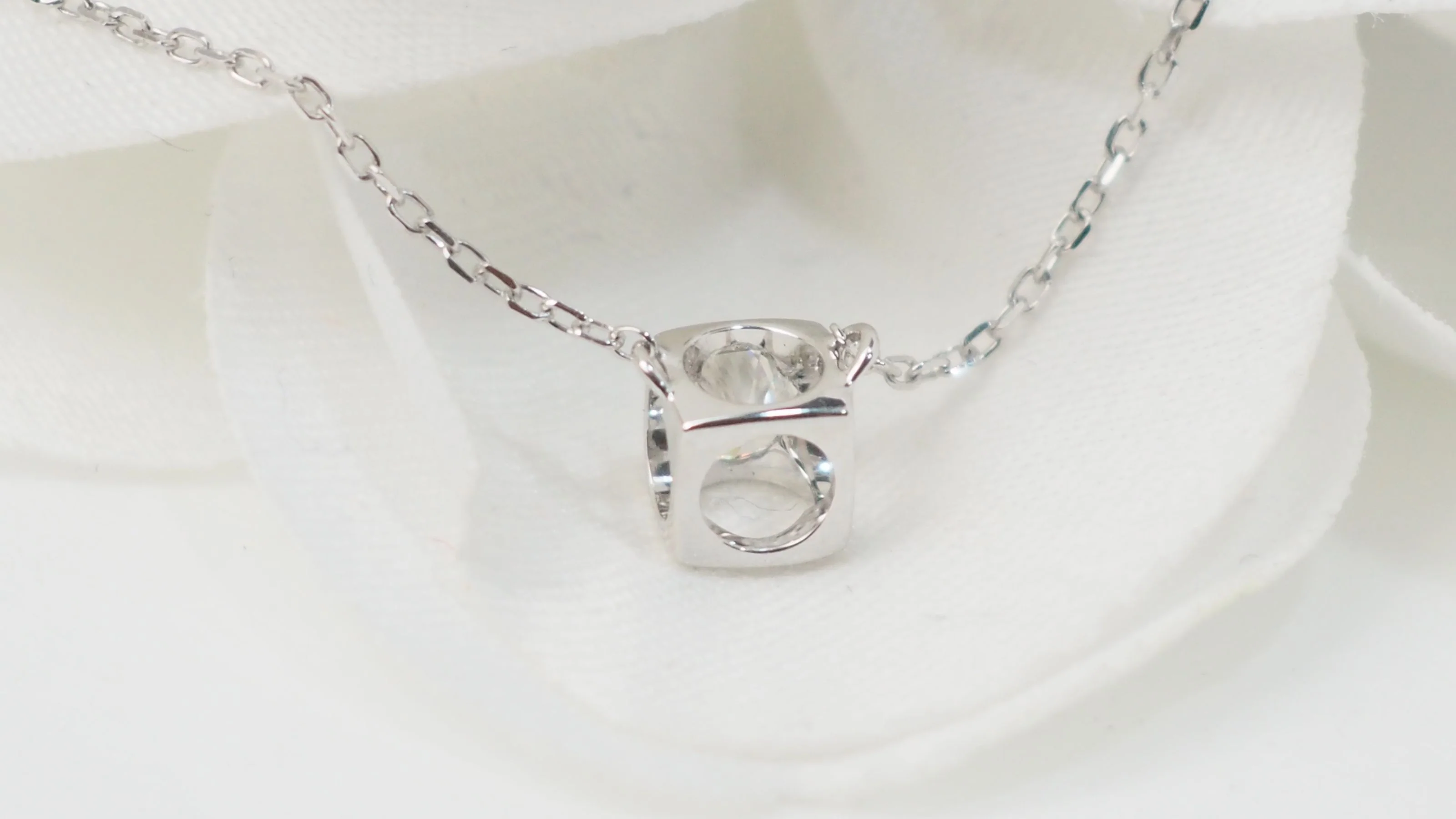 Dinh Van Le Cube diamond necklace in white gold and diamond - Image 10