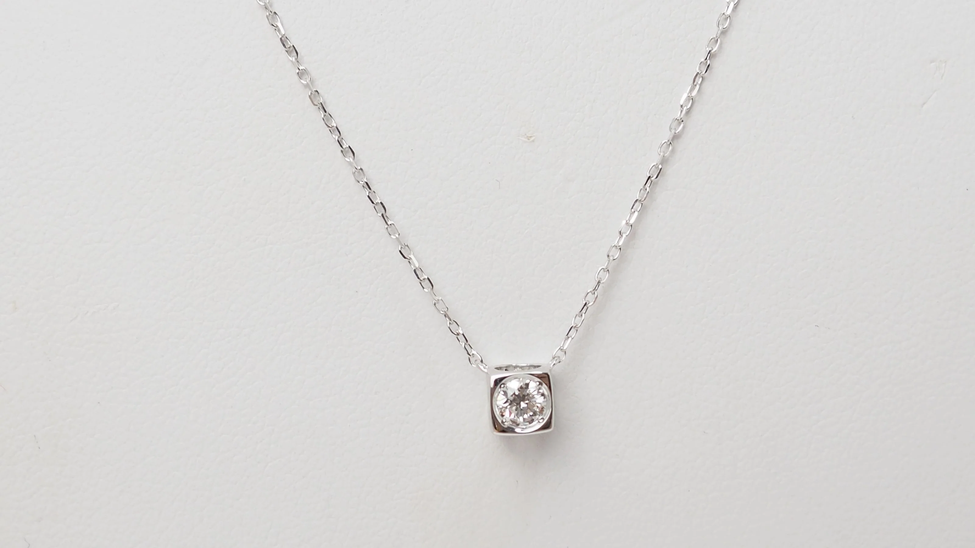 Dinh Van Le Cube diamond necklace in white gold and diamond - Image 2