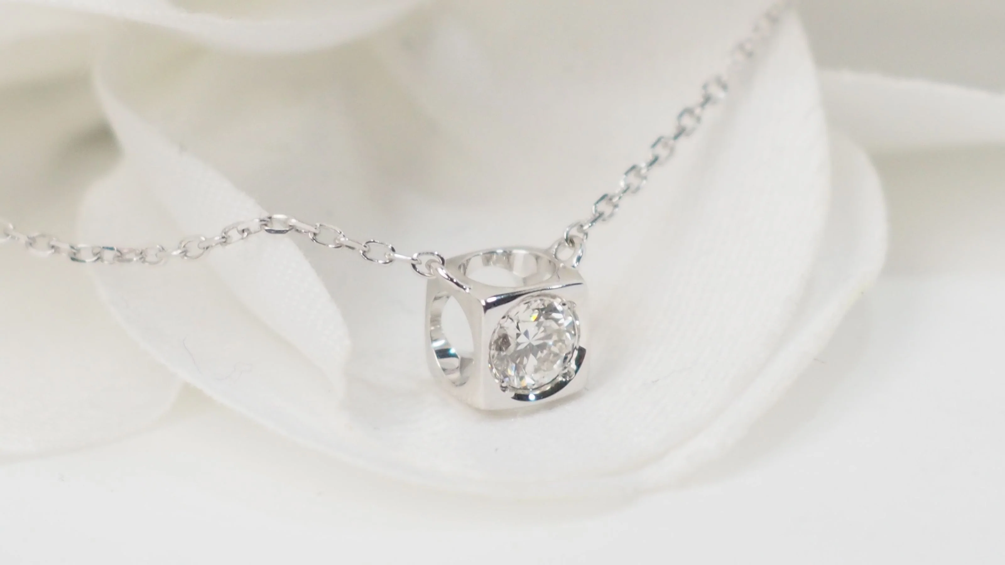Dinh Van Le Cube diamond necklace in white gold and diamond - Image 4