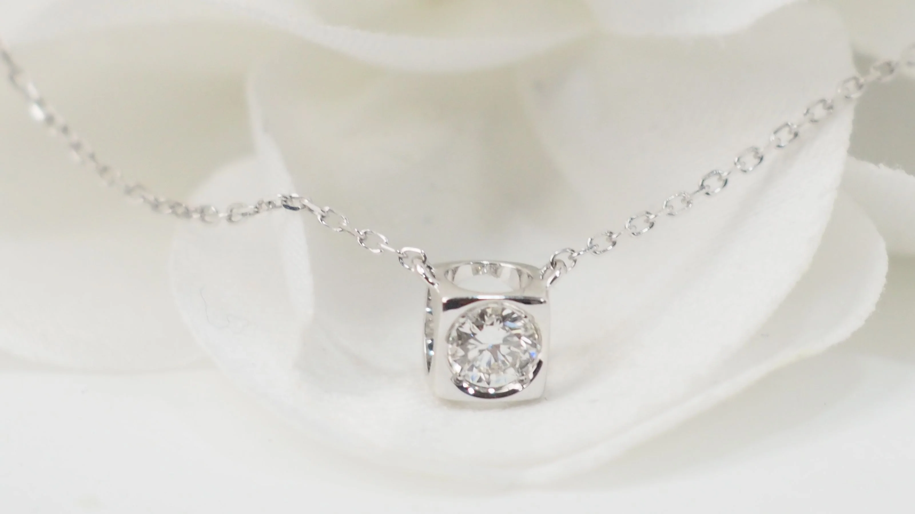 Dinh Van Le Cube diamond necklace in white gold and diamond - Image 5