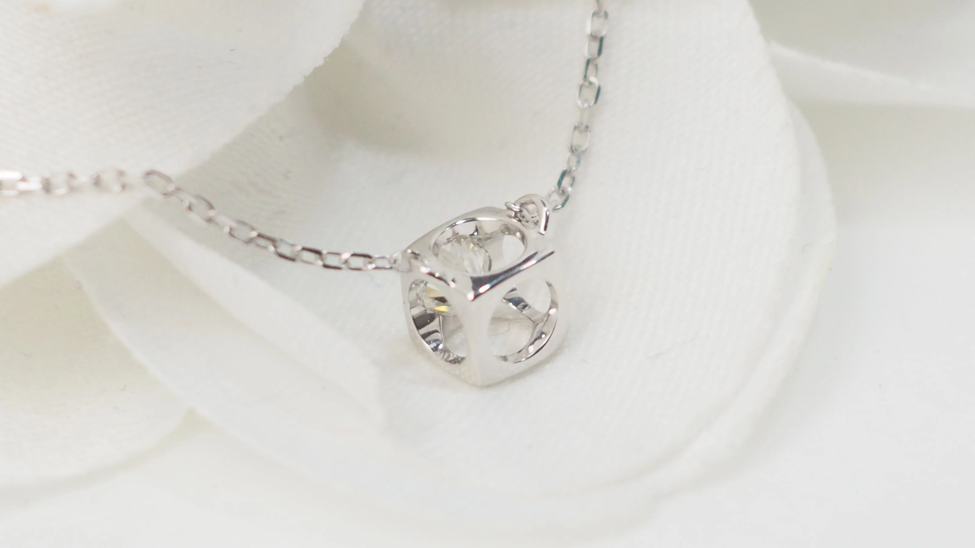 Dinh Van Le Cube diamond necklace in white gold and diamond - Image 6