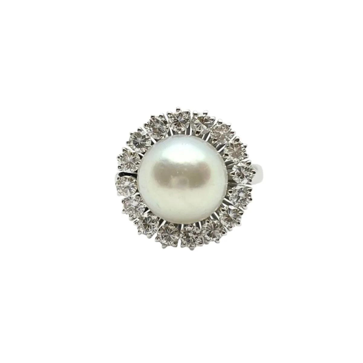 Ring at white gold, cultured pearl and diamonds