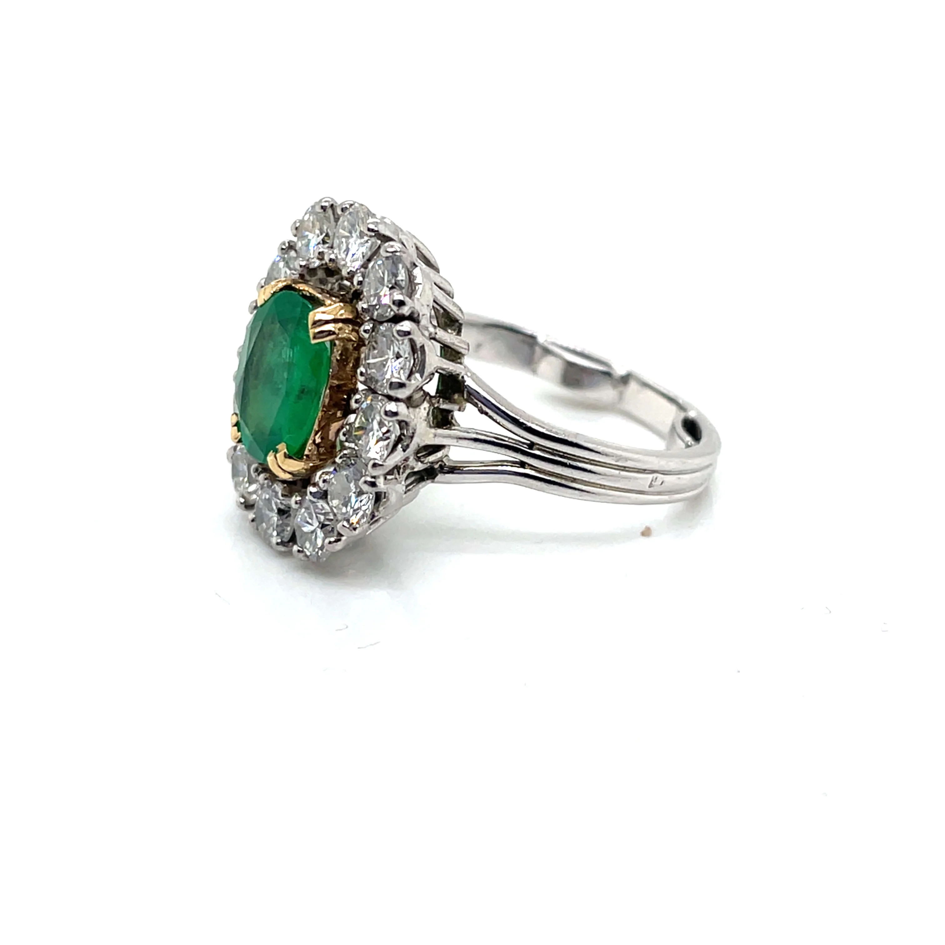 Ring Marguerite in white gold, paltinium, emerald and diamonds.