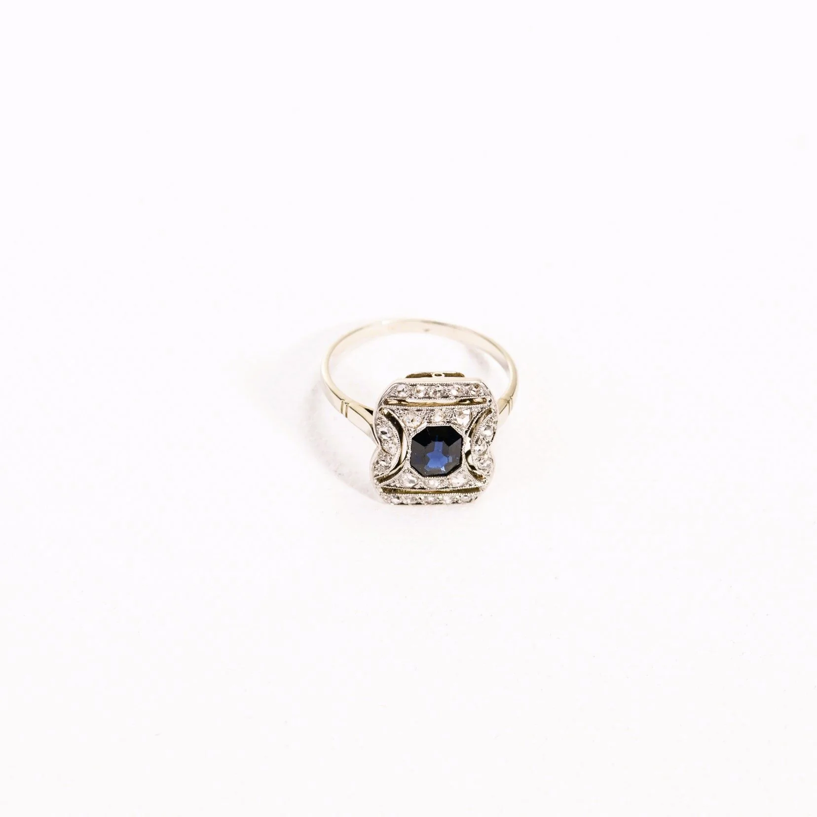 Ring at white gold, sapphire and diamonds - Image 5