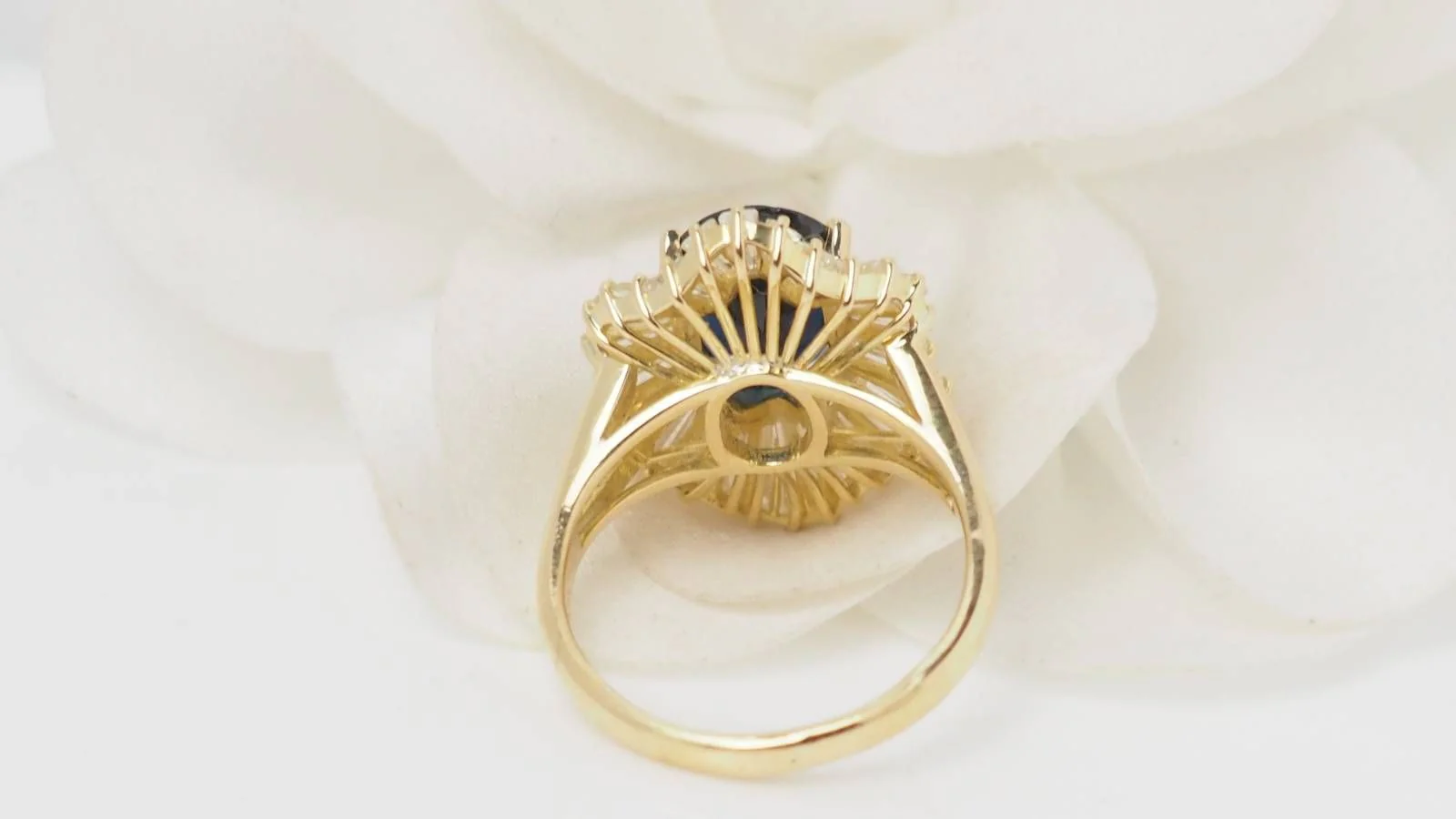 Jupe ring in yellow gold, oval sapphire and diamonds - Image 6