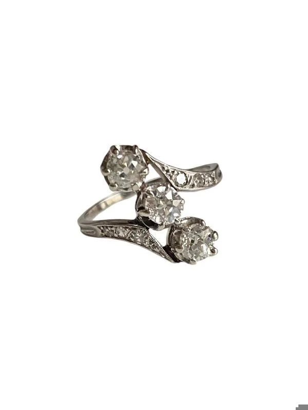 Ring Belle Epoque in paltinium set with 3 diamonds
