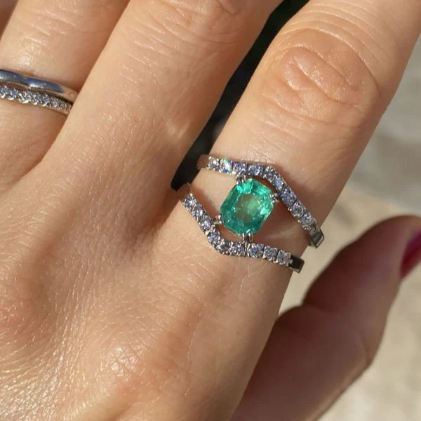 Ring in white gold, emerald and diamonds. - Image 2