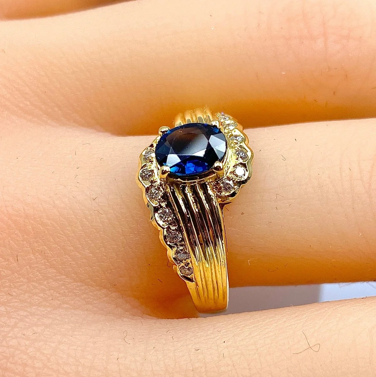 18k yellow gold sapphire and diamond ring - Image 2