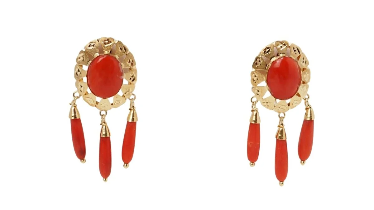 Yellow gold and coral earrings