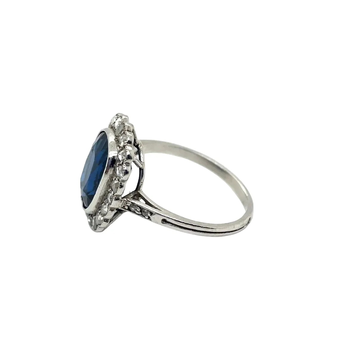 Pompadour Ring in White Gold, Sapphire, and Diamonds - Image 2