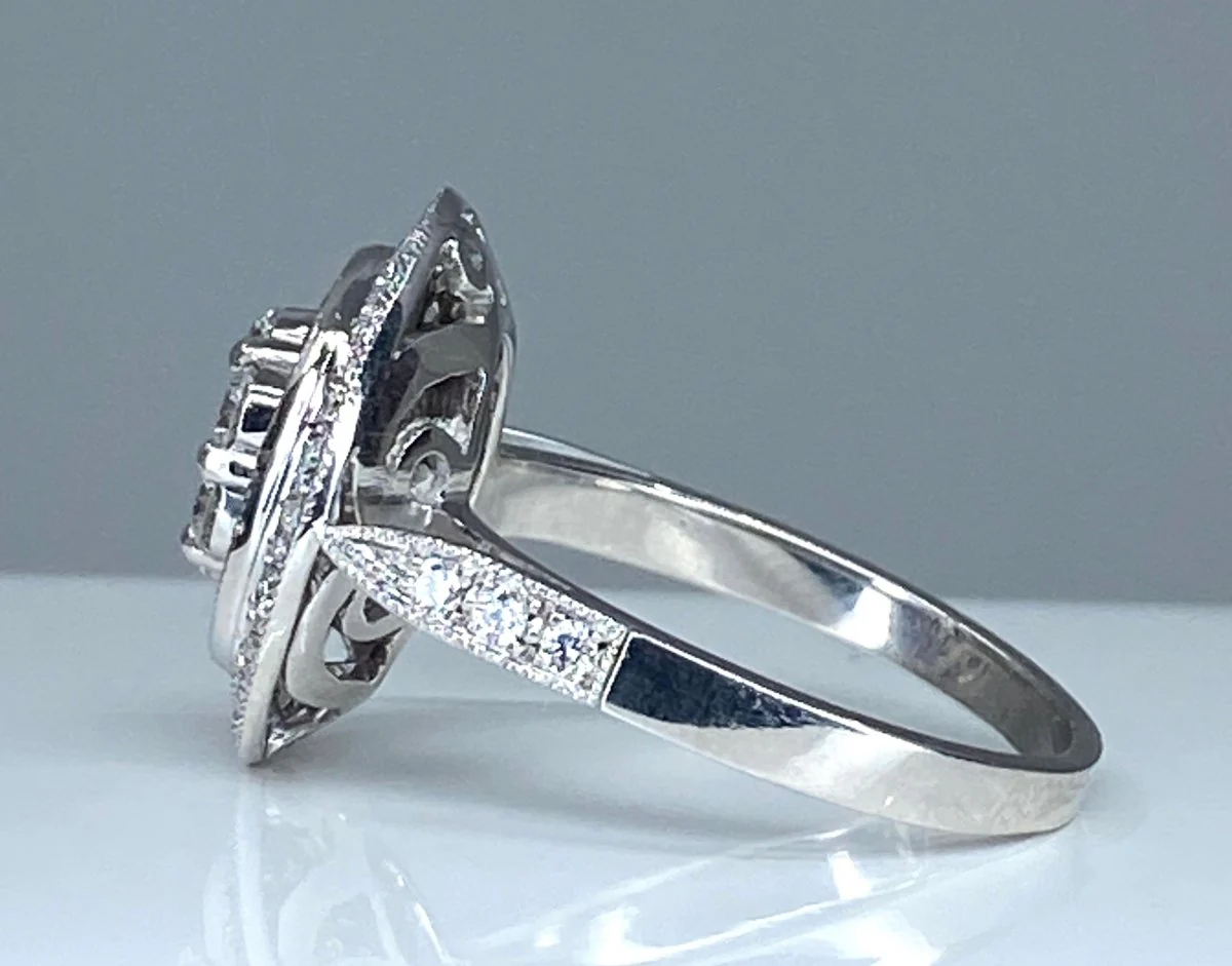 Round white gold ruby ​​and diamond ring - Image 3