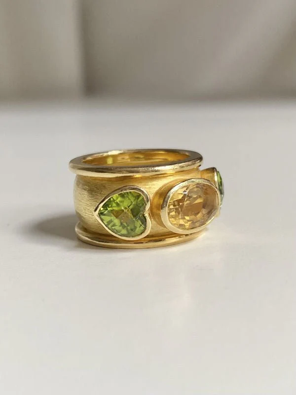 Ring Trilogy in yellow gold citrine and peridots - Image 4